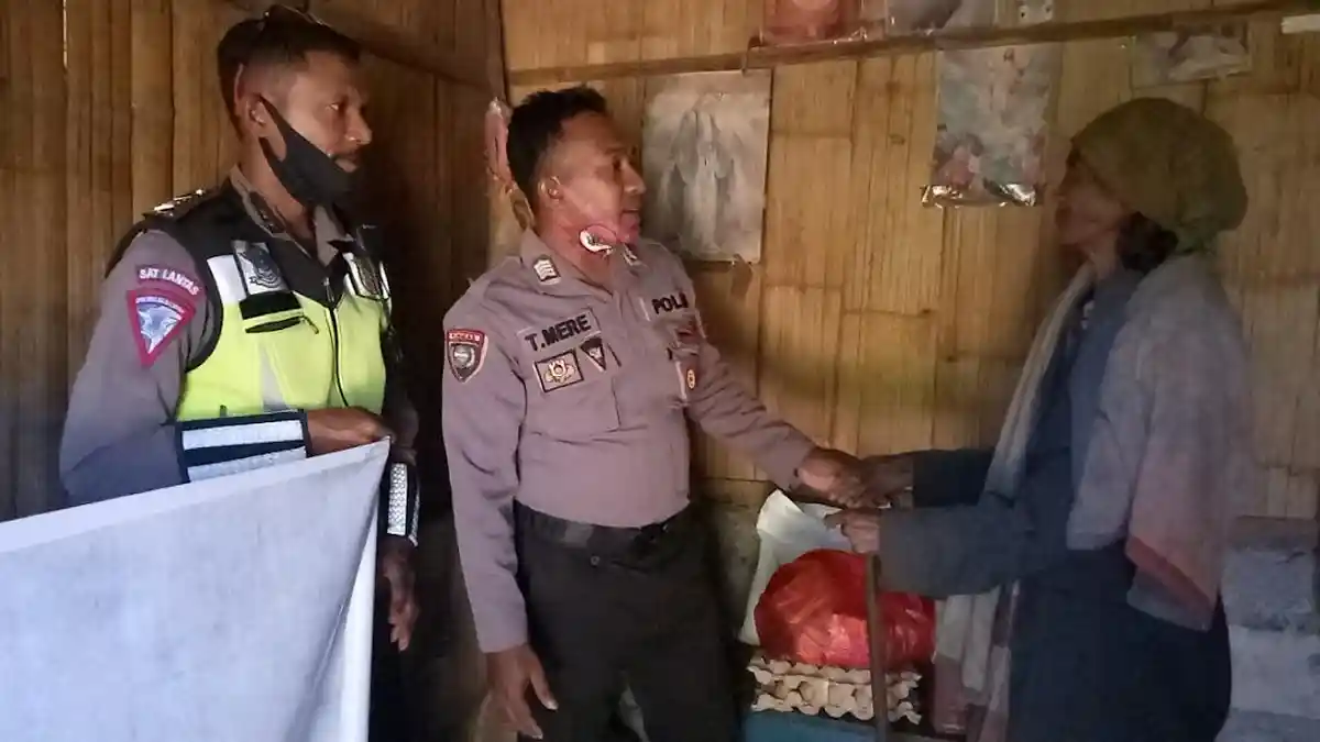 Kisah Polisi Angkatan 26 Polres Ngada Rayakan HUT dengan Bagikan Sembako untuk Warga Kurang Mampu