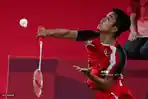 pebulu-tangkis-indonesia-anthony-sinisuka-ginting-memukul-bola-ke-gawang-kanta-tsuneyama.jpg