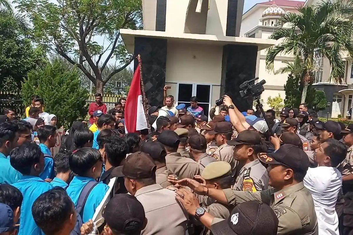Students and Police Pushing Each Other in Front of Tanjungpinang Mayor's Office