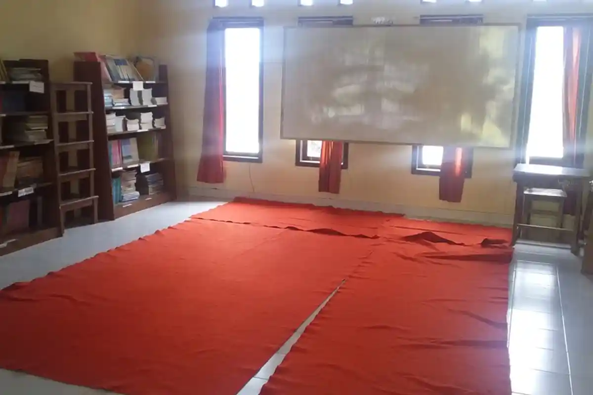 Tak Ada Ruang Kelas, Belajar di Perpustakaan pun Jadi