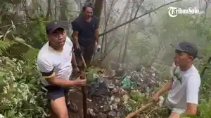 Pendaki-Gunung-Lawu-diminta-untuk-membawa-sampah-sampah-mereka-turun.jpg