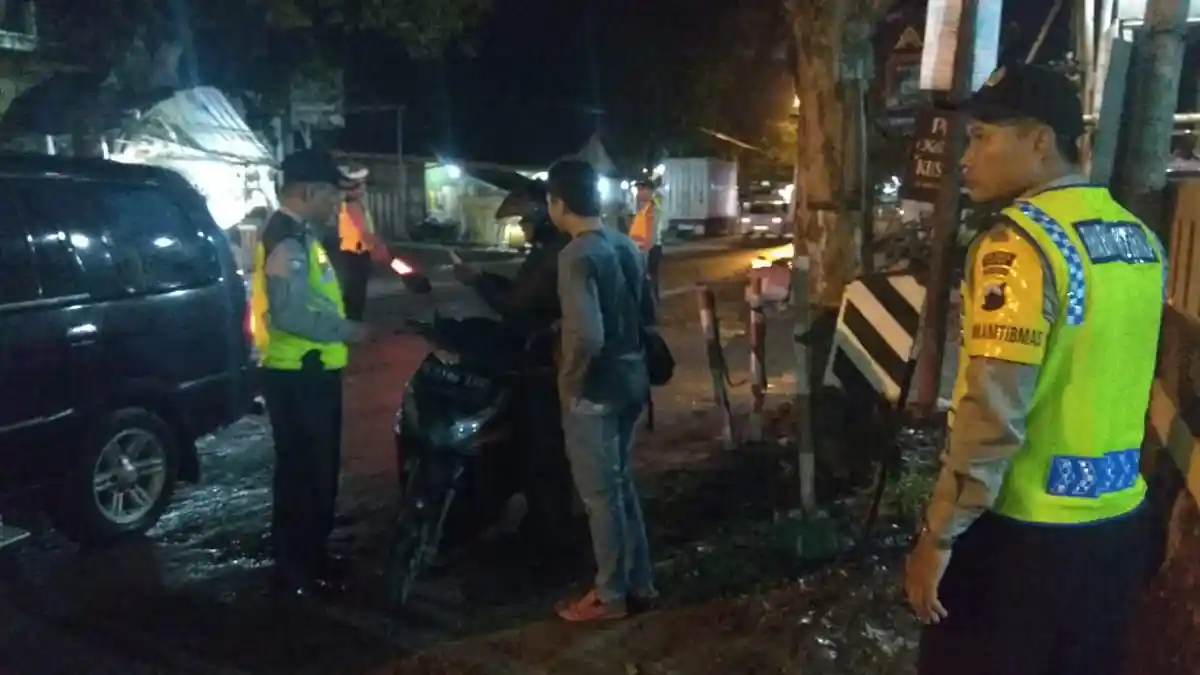 Tekan Kriminalitas, Polsek Karangawen Demak Gelar Razia Dini Hari