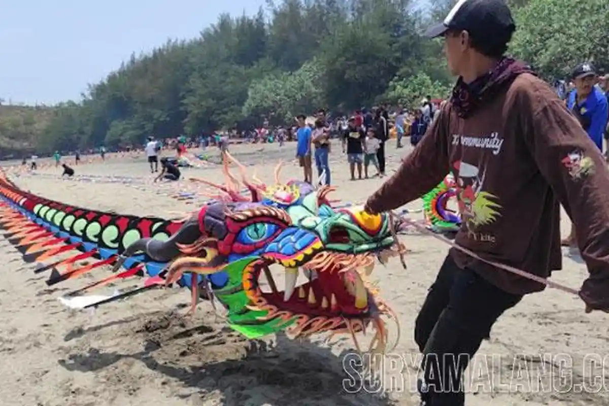 Melihat Puluhan Layang-layang Keren dan Mahal di Atas Pantai Serang, Kabupaten Blitar