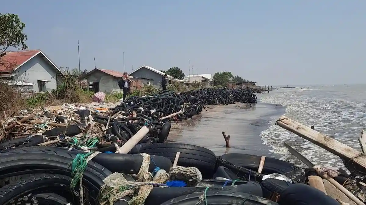 Rumah Warga Pesisir di Karawang Hilang Akibat Abrasi, Ban Bekas Jadi Solusi