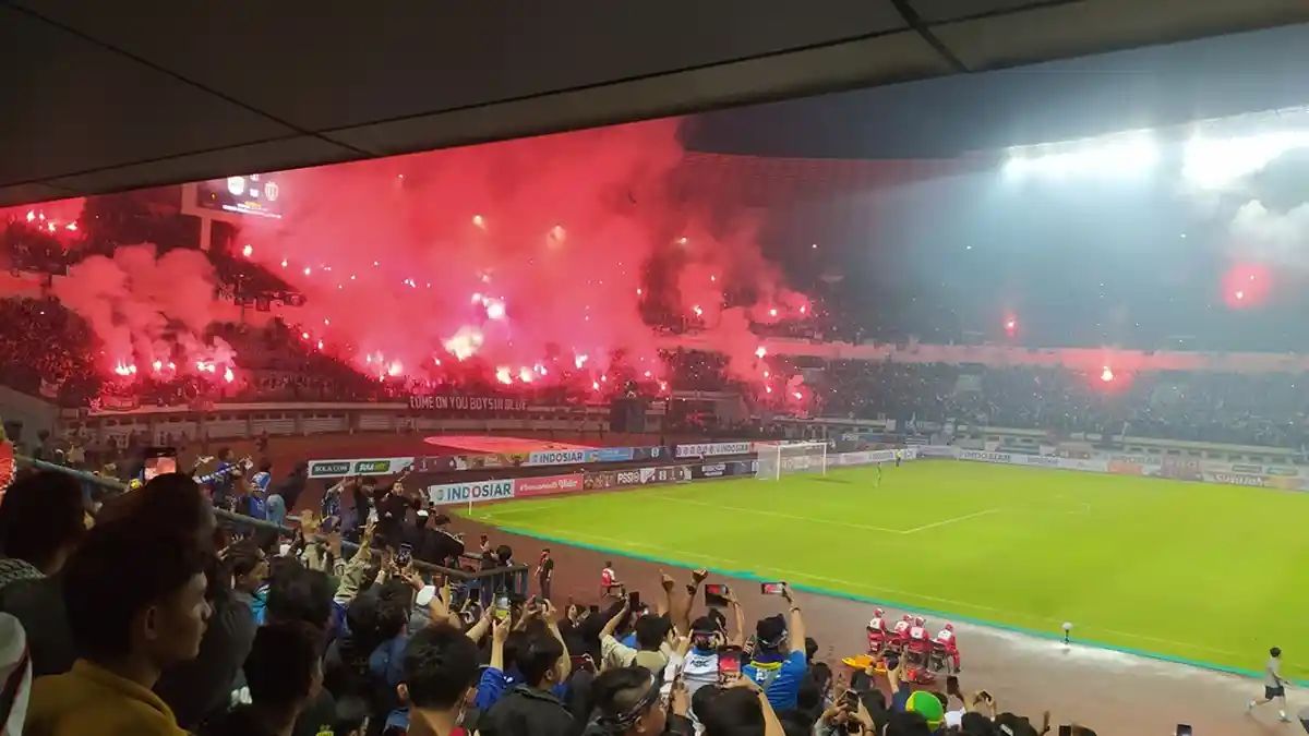 Persib Bandung Didenda Rp 200 Juta Akibat Flare yang Dinyalakan Oknum Bobotoh