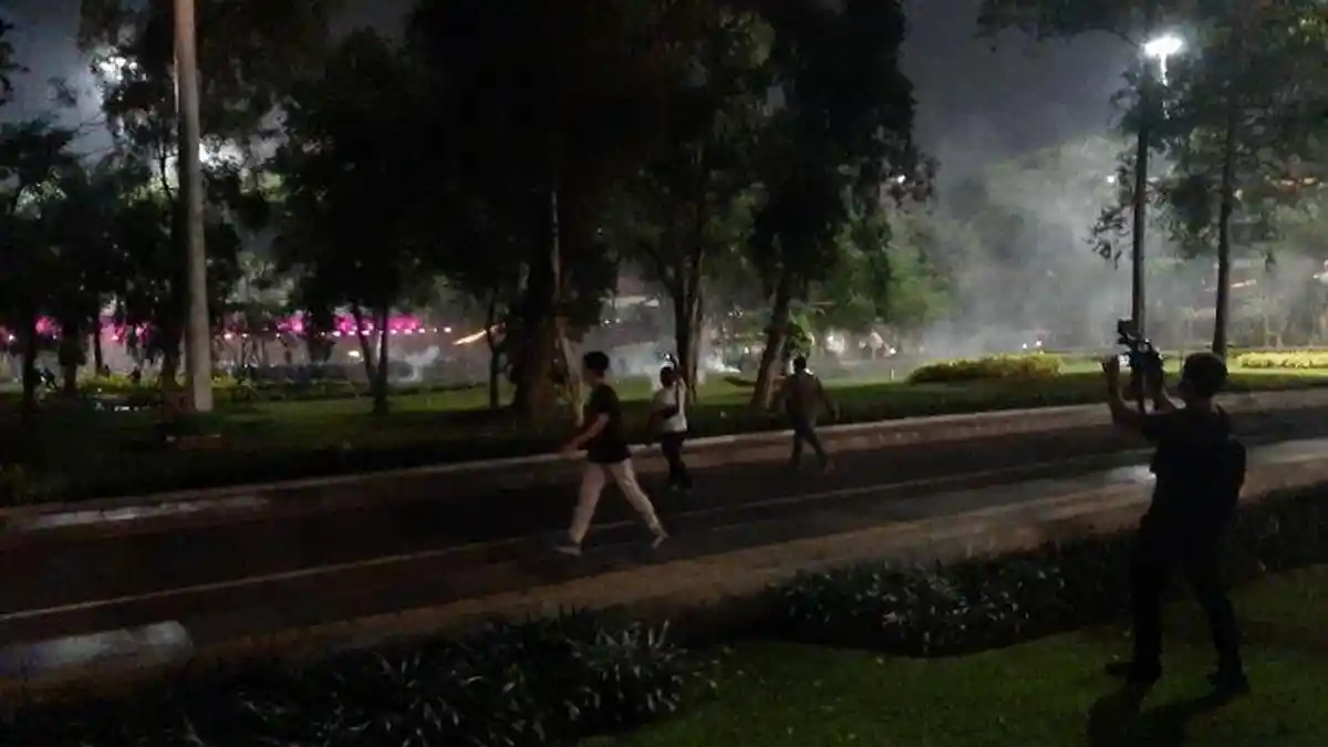 Massa Demonstran Bentrok dengan Polisi di Kolong Jembatan Semanggi Pukul 21.40 WIB