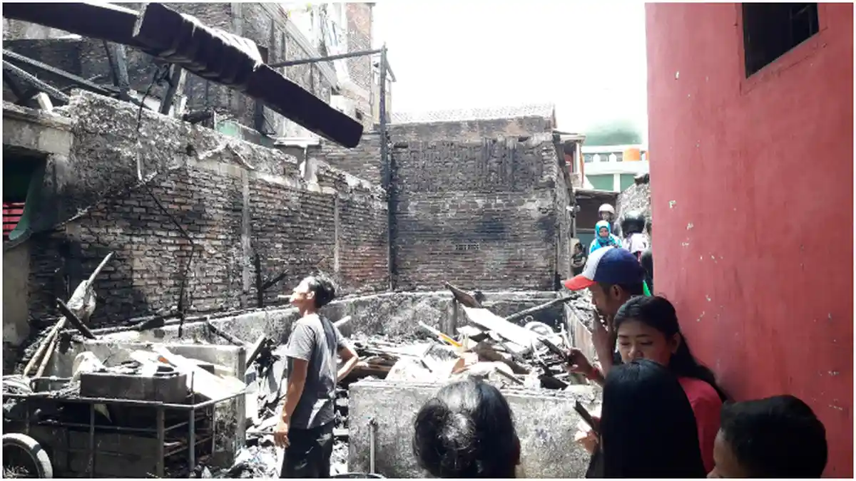 Kebakaran di Babakan Surabaya Kota Bandung, Warga Bantu Padamkan Api Gunakan Alat Seadanya