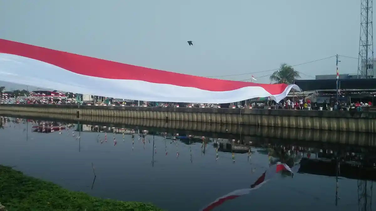Bendera Merah Putih Berukuran 45 Meter Terbentang diatas Kali Mookervart Jakarta Barat