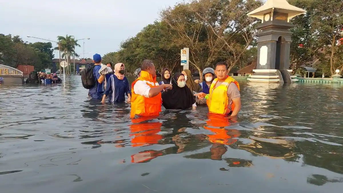 Sebut Ketinggian Air Rob di Pelabuhan Semarang Capai 210 Cm, BMKG: Jarak Bumi & Bulan Sangat Dekat