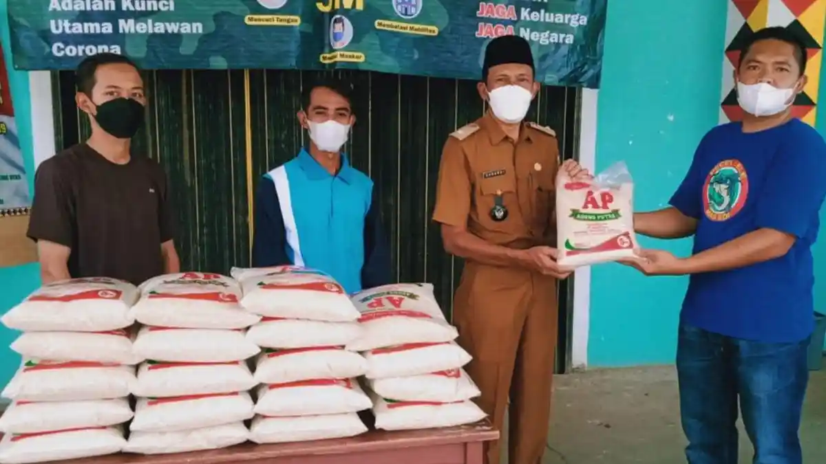 Peduli Warga Sekitar, Pecel Lele Mas Edi Gisting Sumbang Beras 1 Kuintal