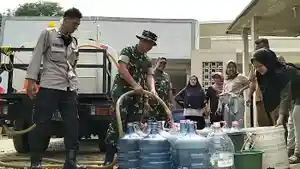 Koramil-03-Serpong-bagikan-air-bersih.jpg