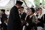 SBY Bersalaman dengan Megawati Pemakaman Ibu Ani Yudhoyono