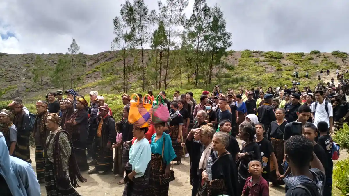 Alam dan Arwah di Danau Kelimutu Menerima Sesajen Bikin Kuduk Berdiri