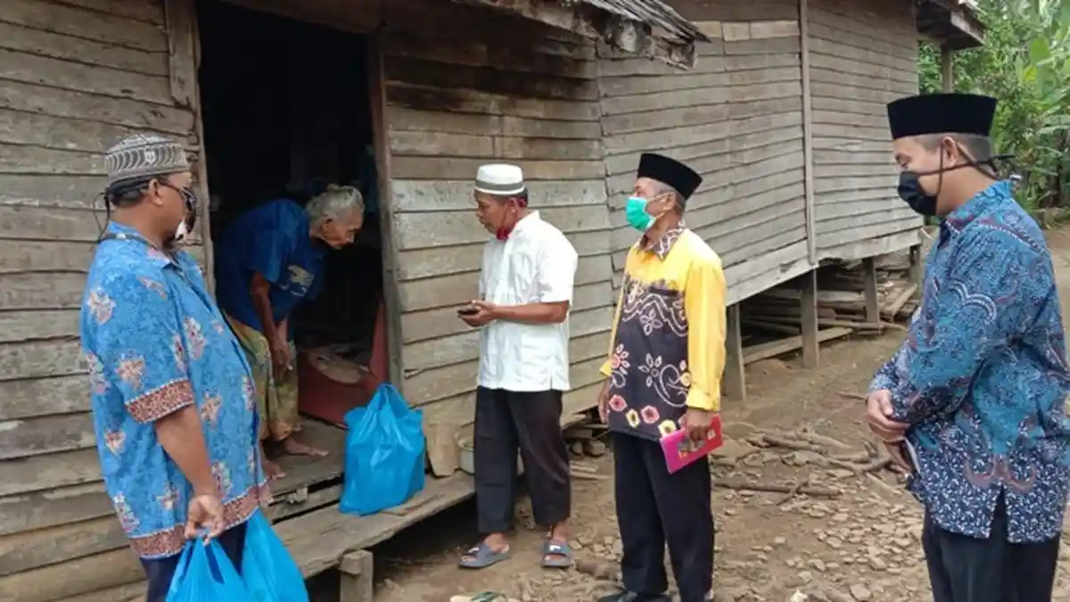 Lansia Miskin di Angsau Terharu Didatangi Pengurus LDII Kabupaten Tala