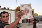 Seorang-pendukung-ulama-Syiah-Irak-Moqtada-al-Sadr-memegang-salinan-Alquran.jpg