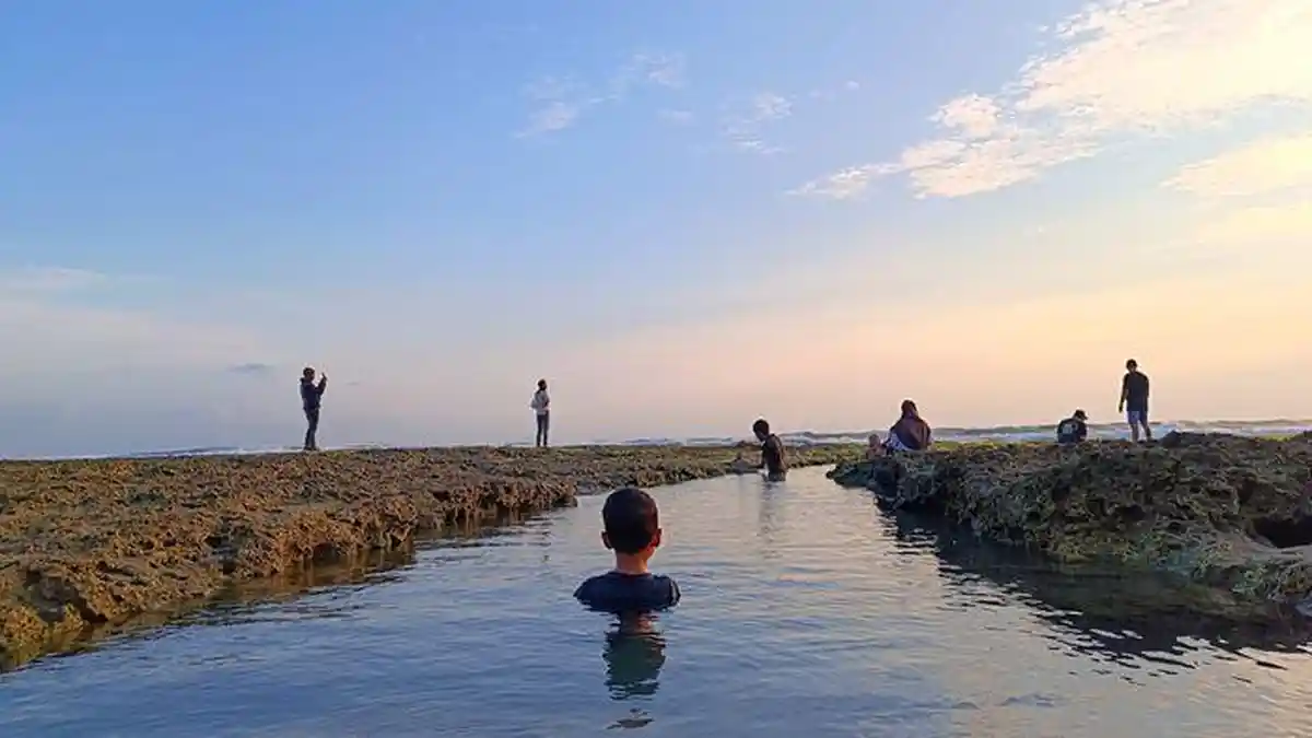 Momen Liburan Sekolah, Menengok Keindahan Pantai Karangpapak di Garut Selatan