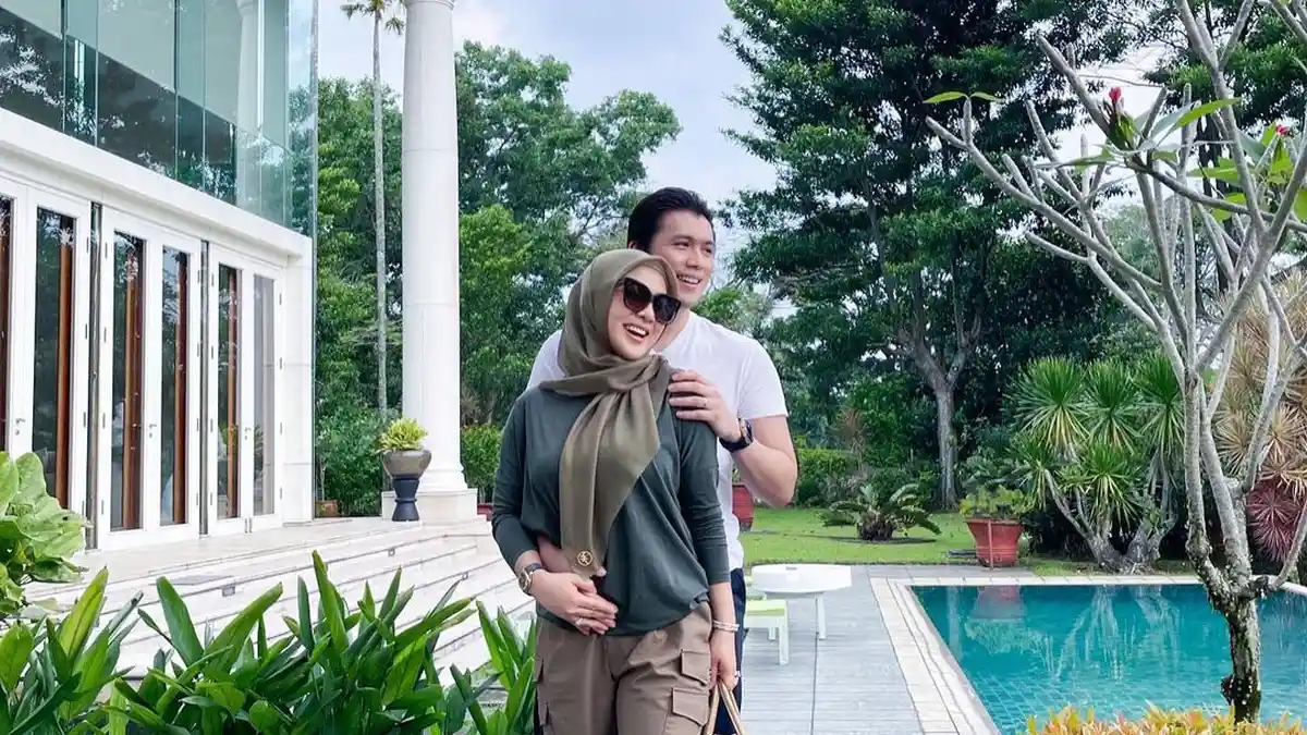 Layani Istri saat Liburan, Reino Barack Malah Ditolak Syahrini saat Lakukan Hal Ini