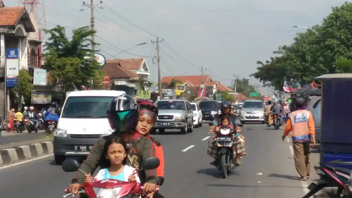 Jalur Semarang - Demak Lancar, Tapi Waspadai Kemacetan di Depan Pasar Buyaran