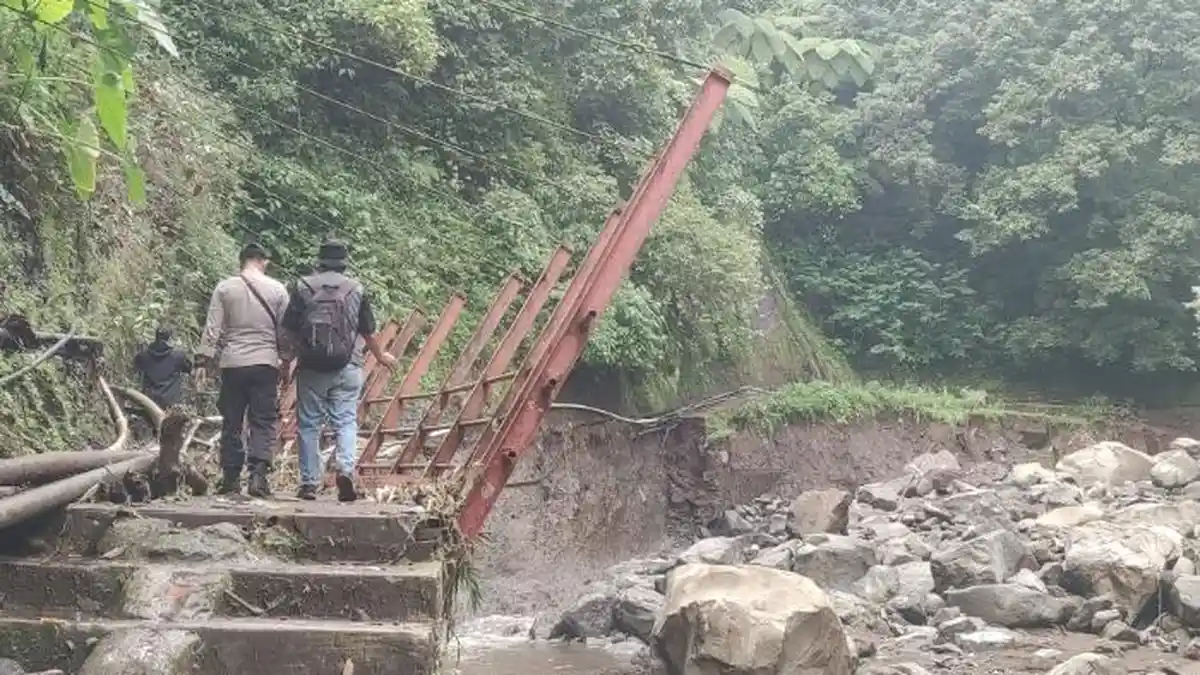 Akses Jalan Wisata Air Terjun Madakaripura Terputus Diterjang Banjir