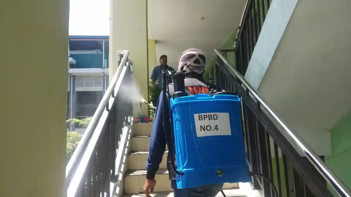Tim Pencegahan Covid-19 Kota Banda Aceh Lanjutkan Penyemprotan Disinfektan ke Sekolah