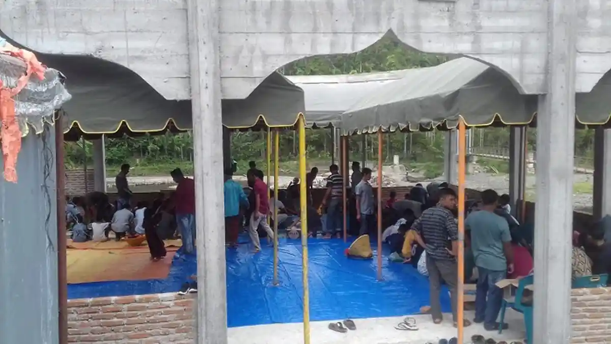 Meunasah Rusak Dihantam Banjir, Warga Tangse Pidie, Makan Kenduri Maulid di Tenda