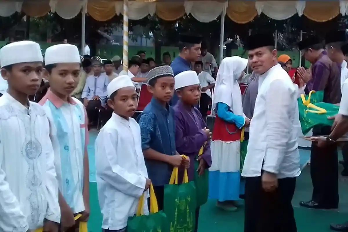 Danrem Toddopuli Bagi Bingkisan Untuk Anak Yatim di Bantaeng