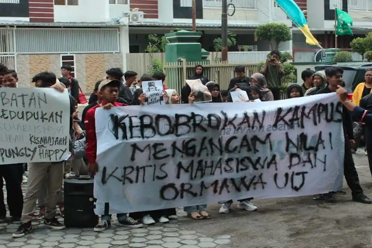 Ada Pungli KIP-K di Universitas Islam Jember, Puluhan Mahasiswa Demo di Depan Gedung Rektorat