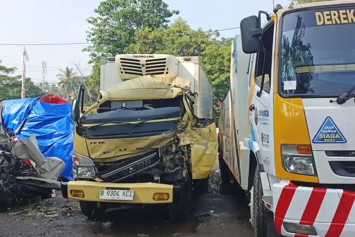 Kecelakaan Mimggu Pagi di Tol Cipularang Arah Bandung: Truk Boks Tabrak Tronton, Satu Tewas Terjepit