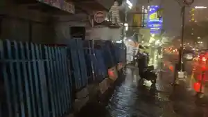 Air-mengalir-dari-dalam-bangunan-bengkel-saat-banjir-di-Jalan-Margonda-Raya.jpg
