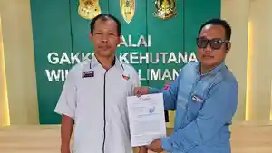 20250915_Wakil-Ketua-Umum-Arukki-M-Munari-menyerahkan-surat-kepada-Gakum-LHK.jpg