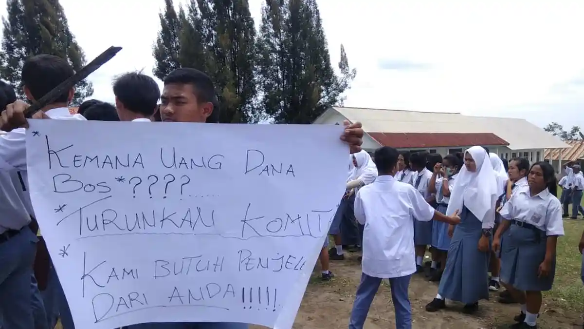 Ratusan Siswa SMAN 1 Tiganderket Menuntut Transparansi Dana BOS