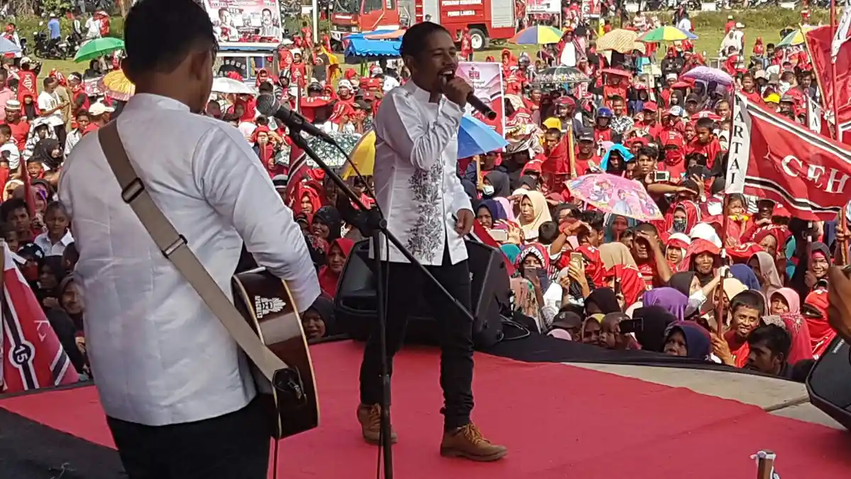 Massa Partai Aceh Merahkan Lapangan Kampanye Akbar di Kota Langsa