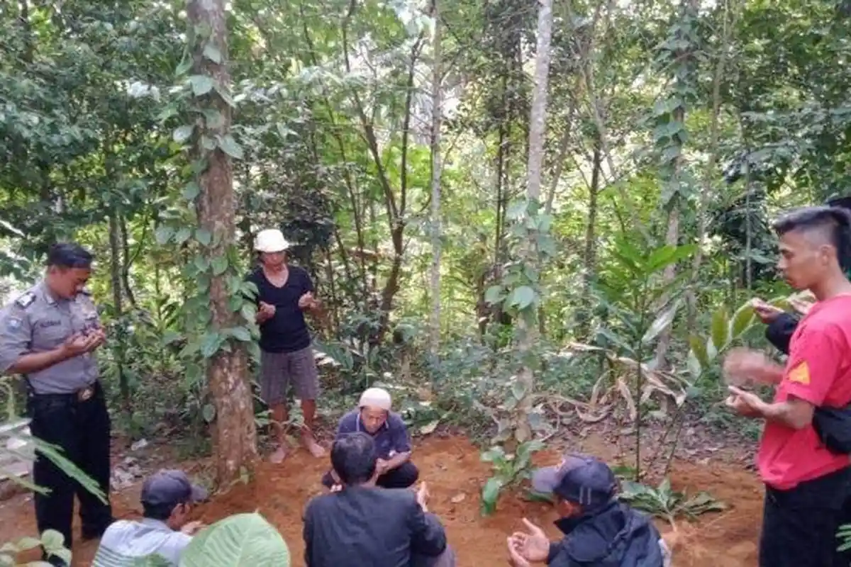 Gali Makam dan Bawa Pulang Jasad Ayah, Alasan Sang Anak untuk Menemani Adik