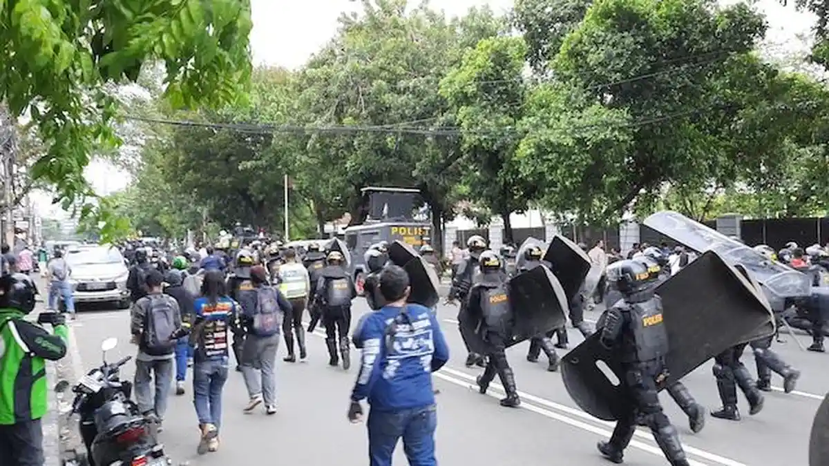 Bubarkan Massa 1812, Polisi Terlibat Bentrok di Jalan Abdul Muis