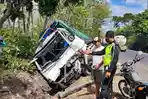 Diduga Alami Rem Blong, Truk Muatan Sparepart Mobil Terguling hingga Ringsek, Tidak Ada Korban Jiwa