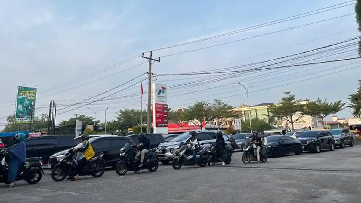 Antrean Kendaraan Mengular Hingga Keluar SPBU di Jalan Soekarno-Hatta Pekanbaru