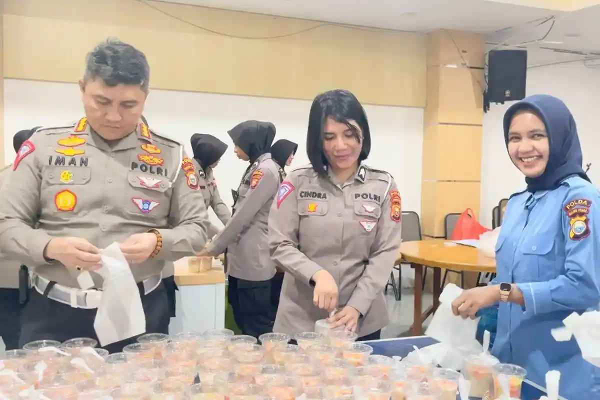 Ditlantas Polda Maluku Utara Bagi-bagi Takjil Selama Ramadhan