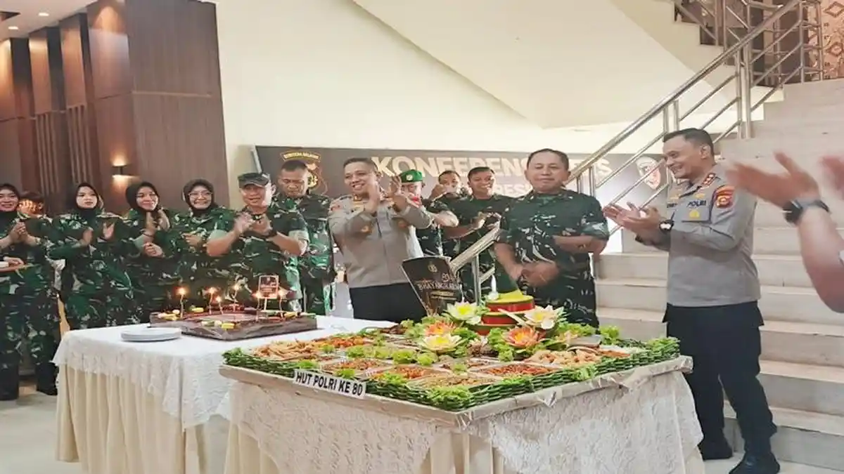 Danrem 044/Gapo Datangi Polrestabes Palembang Saat HUT Bhayangkara, Potong Tumpeng - Sripoku.com