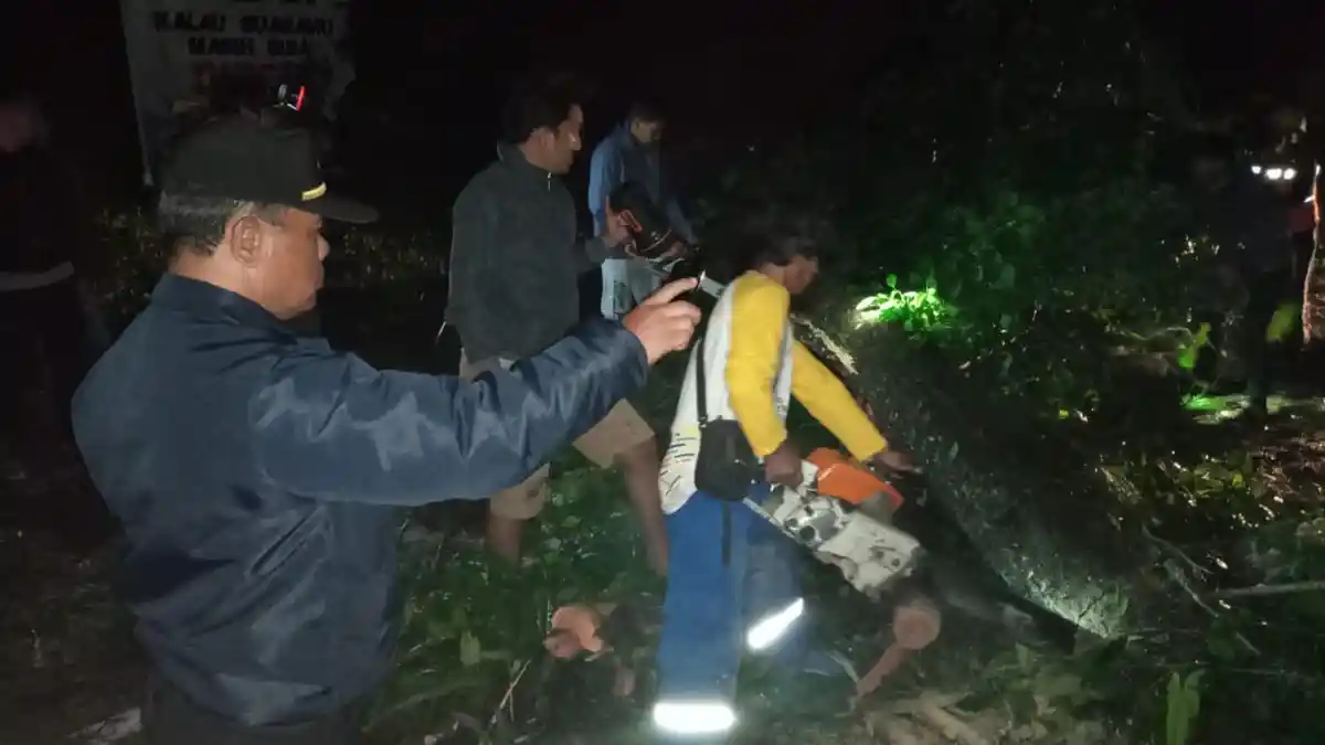 Polsek Sanggalangi Bersama Warga dan BPBD Bersihkan Material Longsor di Kesu