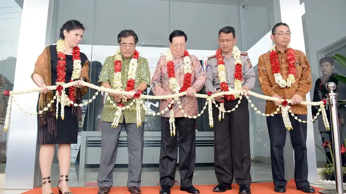 Hino Resmikan Diler Baru Narogong
