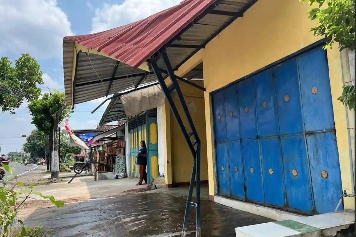 Tabrakan Beruntun di Kediri, Truk Hantam Mobil dan Motor hingga Ringsek, Satu Korban Tewas di TKP