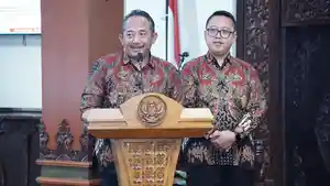 Rober-Christanto-didampingi-Adhe-Eliana-memberikan-sambutan-Bupati-dan-Wabup-Terpilih.jpg
