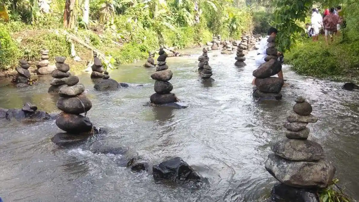 Siapa Penyusun Batu Bertumpuk di Aliran Sungai Ini? Begini Penjelasan Polisi