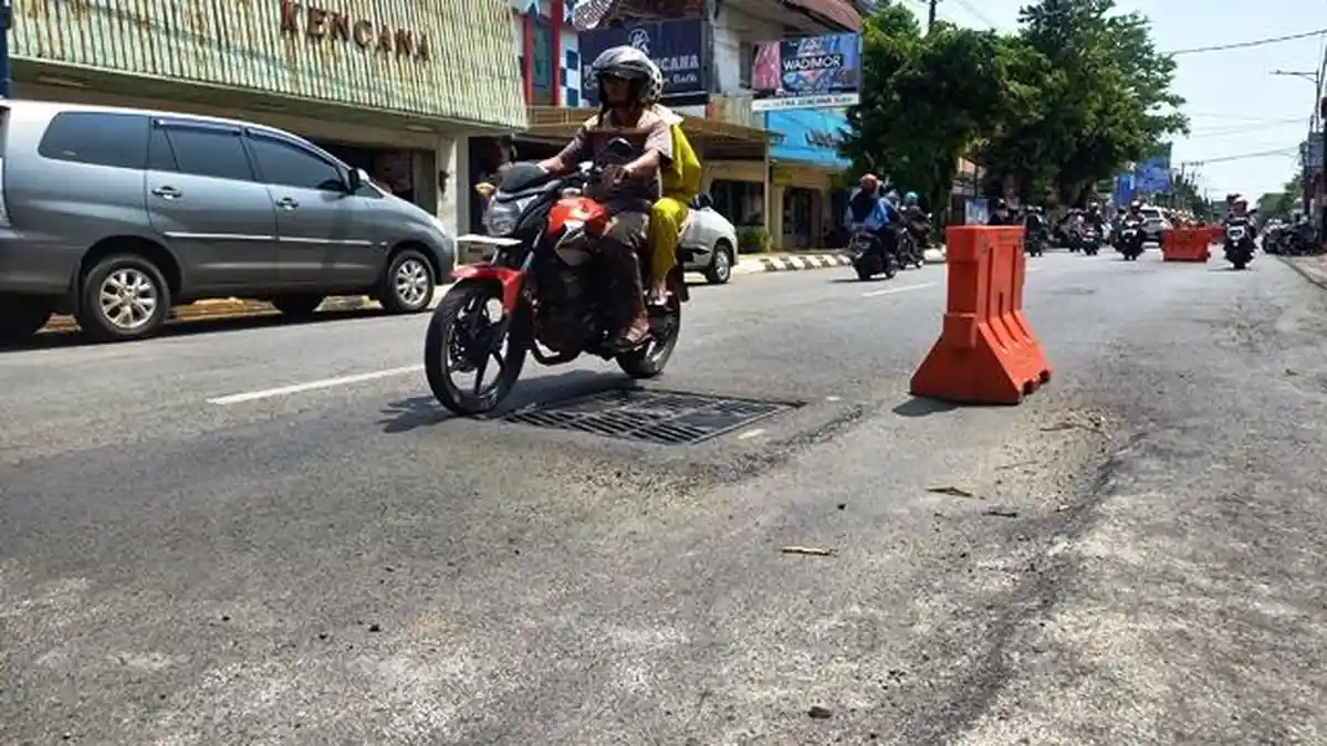 Warga Keluhkan Jalan Sunan Kudus Bergelombang, Beberapa Pengendara Terjatuh
