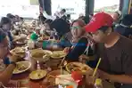 peserta-smn-2019-bumn-untuk-negeri-2019-makan-di-pondok-asam-pedas-pak-wahab-4.jpg