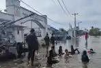 Sejumlah-masyarakat-sedang-bermain-air-saat-banjir-rob_Medan-Belawan_.jpg