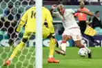 Wahbi Khazri Hadapi Kiper Prancis Steve Mandanda 