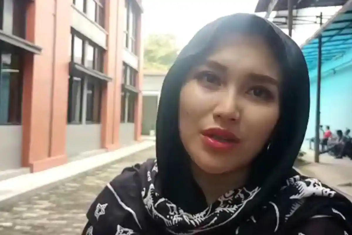 Ayu Ting Ting Rajin Salat di Masjid Saat Umrah, Berdoa Ketemu Jodoh, Panjang Umur dan Banyak Rezeki