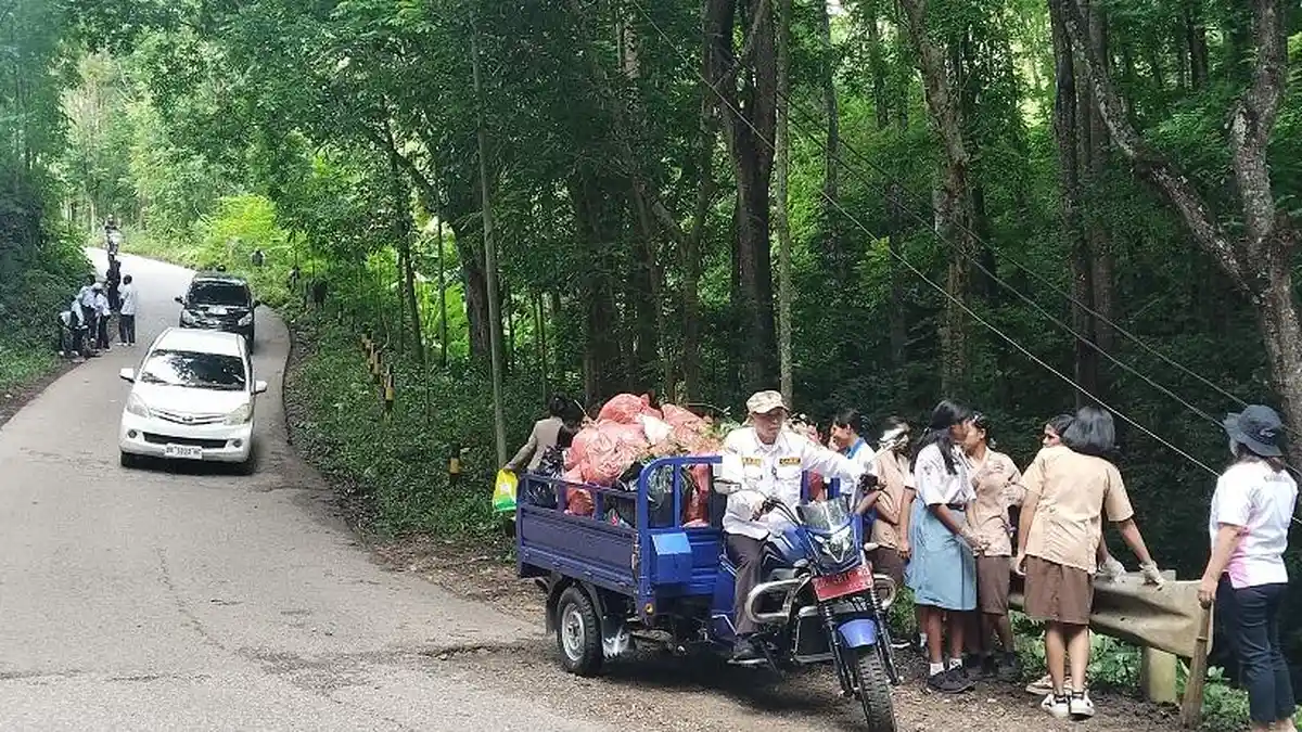Camat Kota Soe Pimpin Kegiatan Rabu Putih, Bersihkan Sampah di Mata Air ...