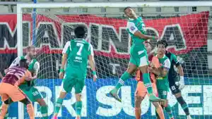 Aksi-pemain-Persebaya-Surabaya-dalam-laga-melawan-Borneo-FC.jpg